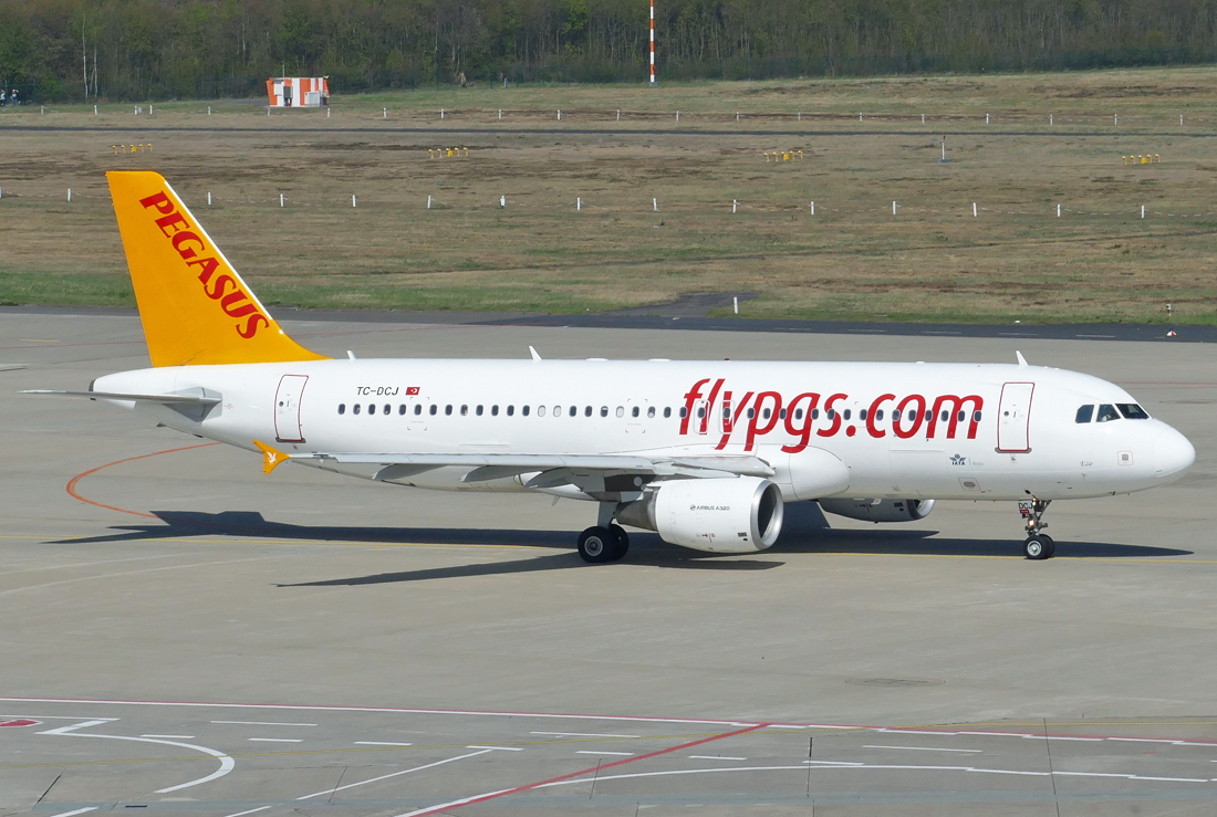 A 320-214 Pegasus Airlines, TC-DCJ, taxy in CGN - 09.04.2017