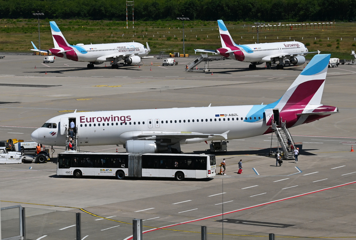 A 320-216 D-ABZL, Eurowings, PAXE nach Transport mit dem Flughafenbus beim einsteigen in ihr Flugzeug am Flughafen Köln/Bonn - 04.07.2022 