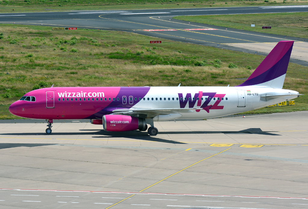 A 320-232 Wizzair, HA-LYU, taxy in CGN - 10.07.2016