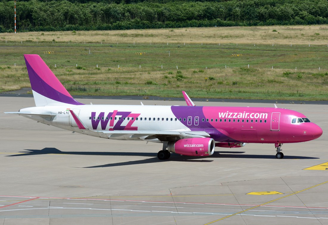 A 320-232 Wizzair, HA-LYU, taxy back to RWY in CGN - 10.07.2016