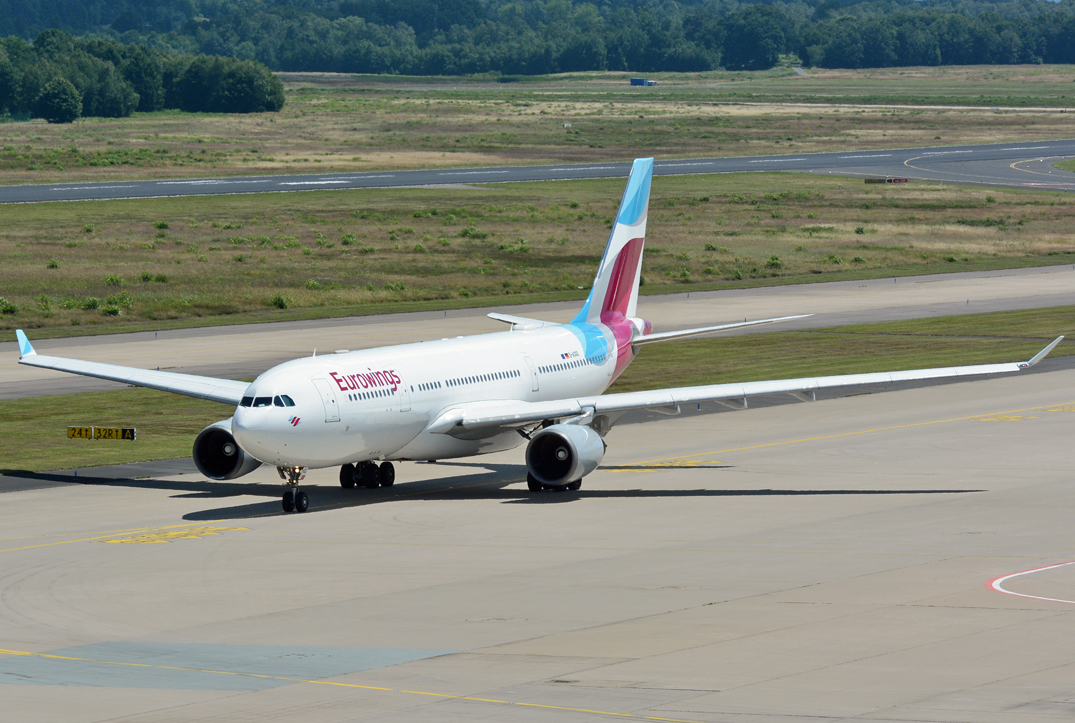 A 330-200 Eurowings, D-AXGD, taxy in CGN - 10.07.2016
