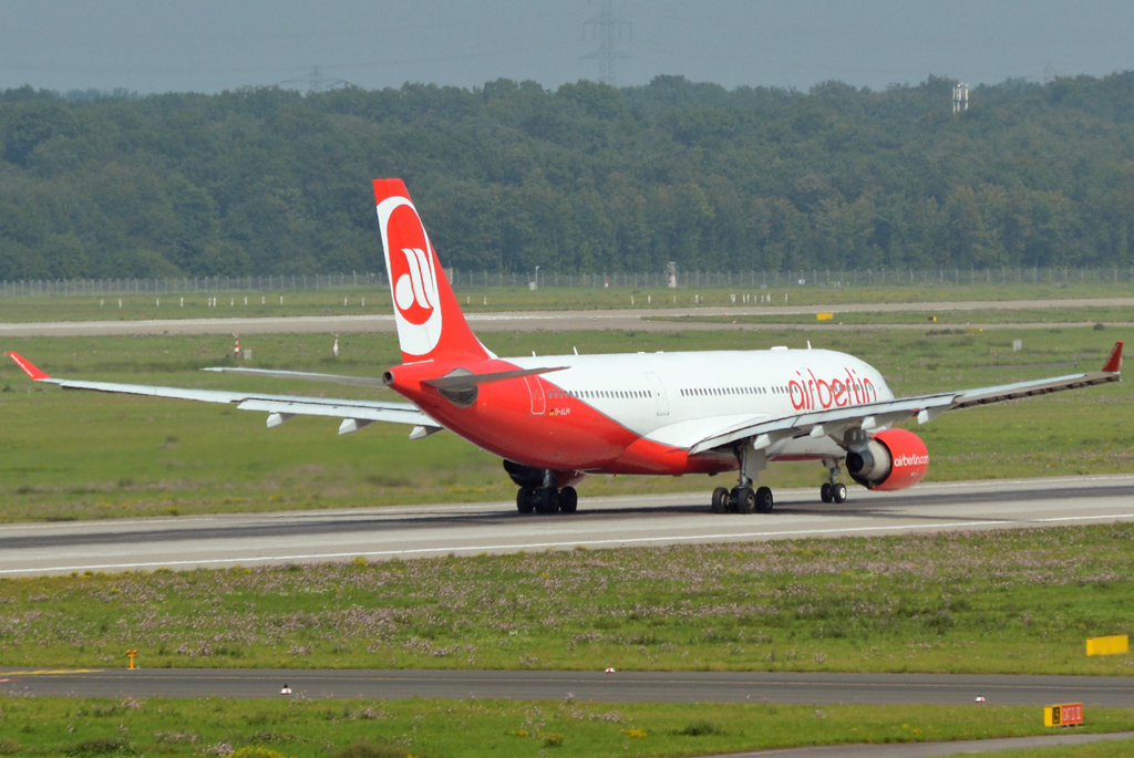 A 330-233 der Air Berlin, D-ALPI beim Start in DUS - 04.09.2014