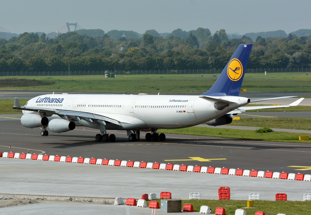A 340-300, Lufthansa  Dinslaken , D-AIGV, taxy at DUS 04.09.2014