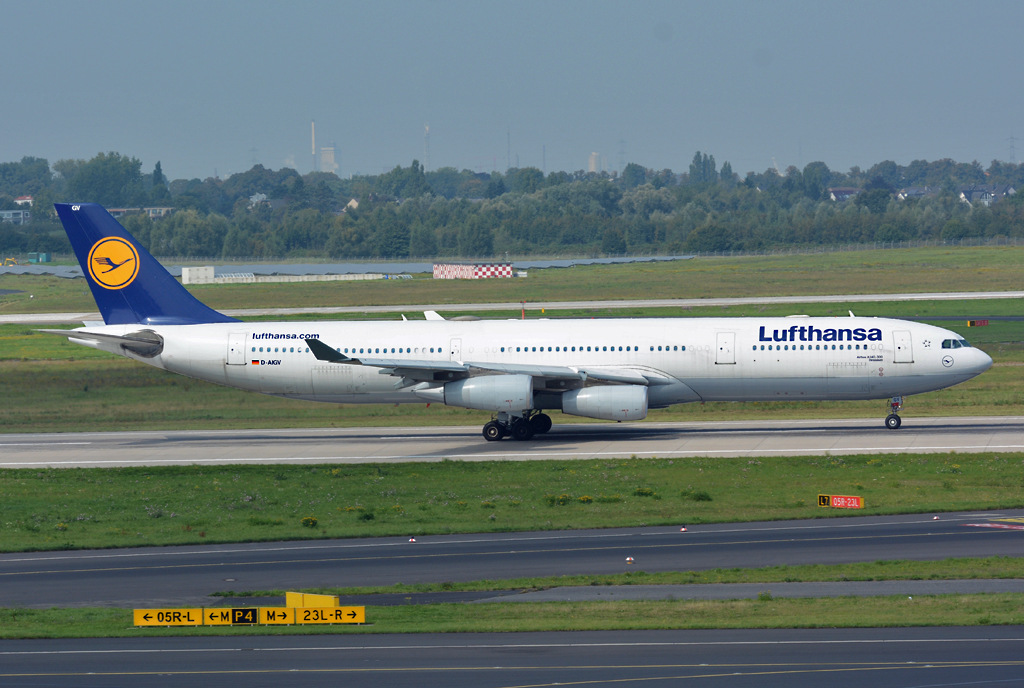 A 340-300, Lufthansa  Dinslaken , D-AIGV, beim Start von Düsseldorf - 04.09.2014
