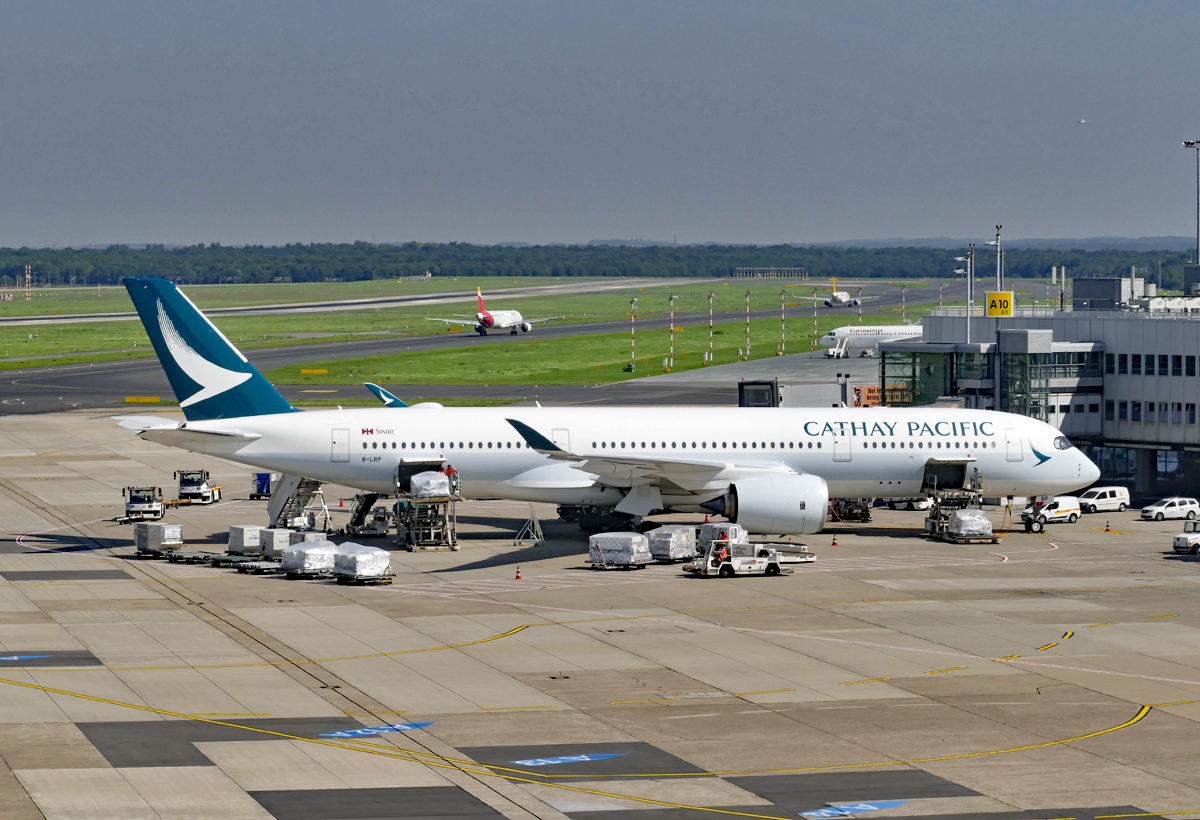 A 350-941 B-LRP, Cathay Pacific am Gate in DUS - 29.08.2017