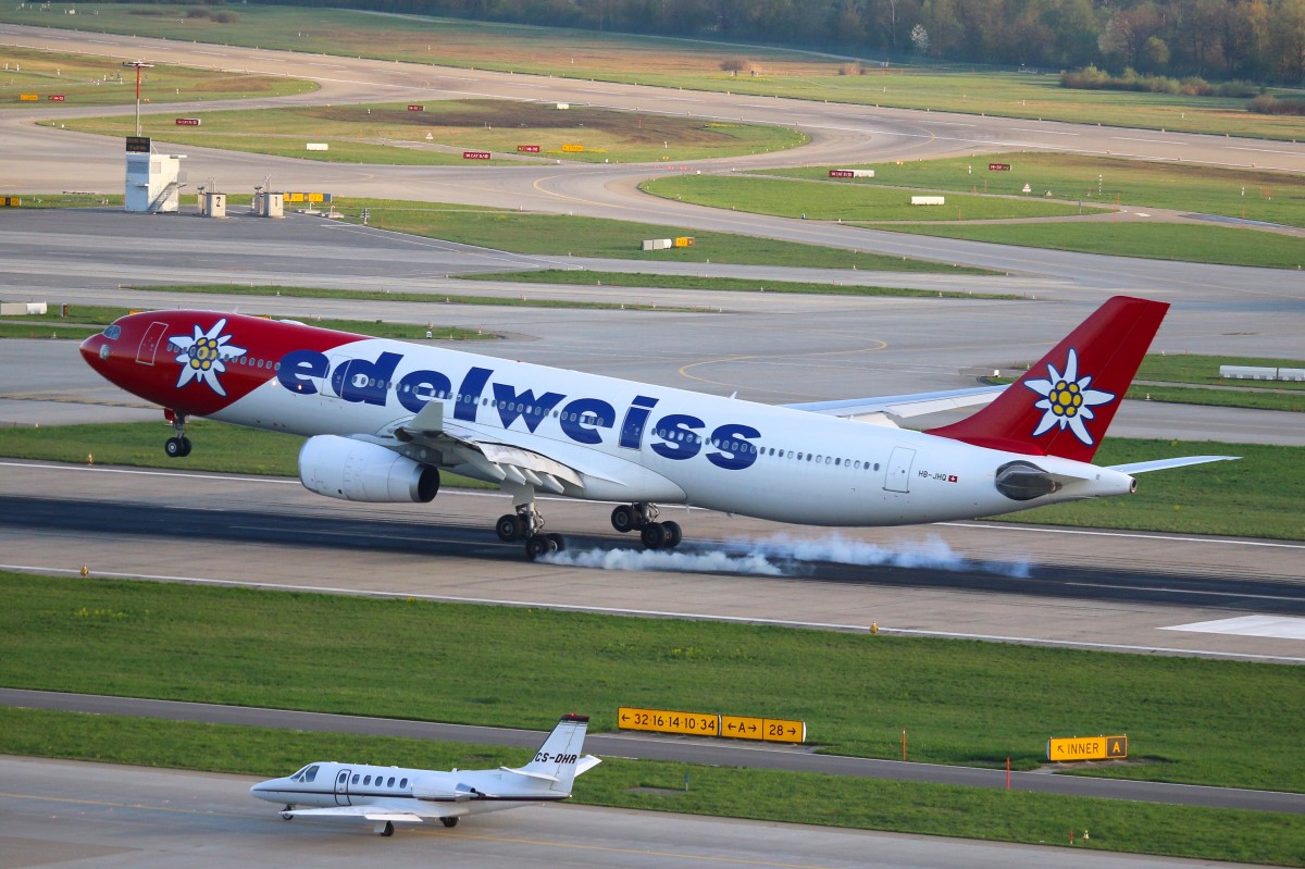 A Captain/CEO landing - Karl Kistler - brings the Bird down on RWY28. Edelweiss Air Airbus A330-300  HB-JHQ in ZRH. 09.04.2014