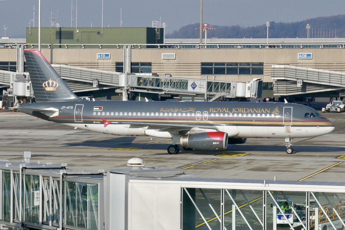 A320-232 JY-AYS der Royal Jordania der am 19.1.19 im Flughafen Zürich zu seinem Gate rollt.