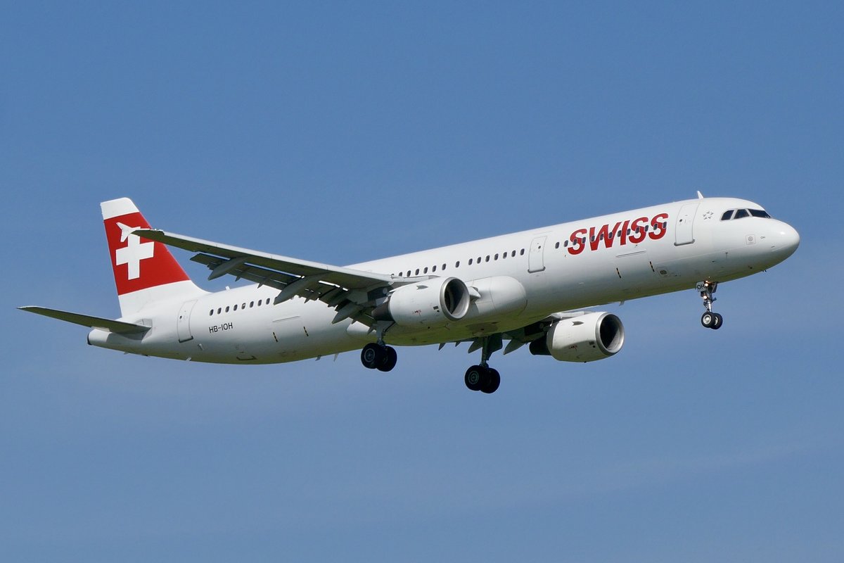 A321-111 HB-IOH der Swiss am 15.9.18 kurz vor seiner Landung in Zürich.