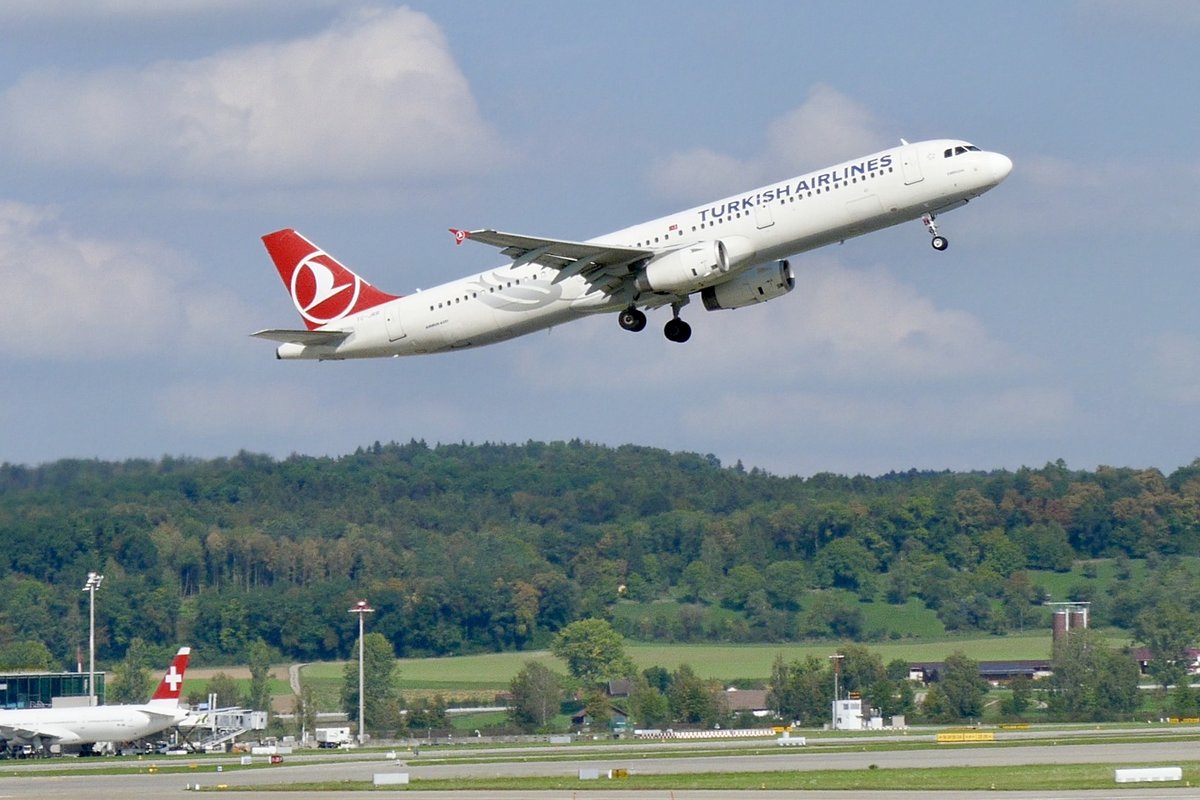 A321-231 TC-JRR der Turkish Airlines am 15.9.18 beim abheben in Zürich.