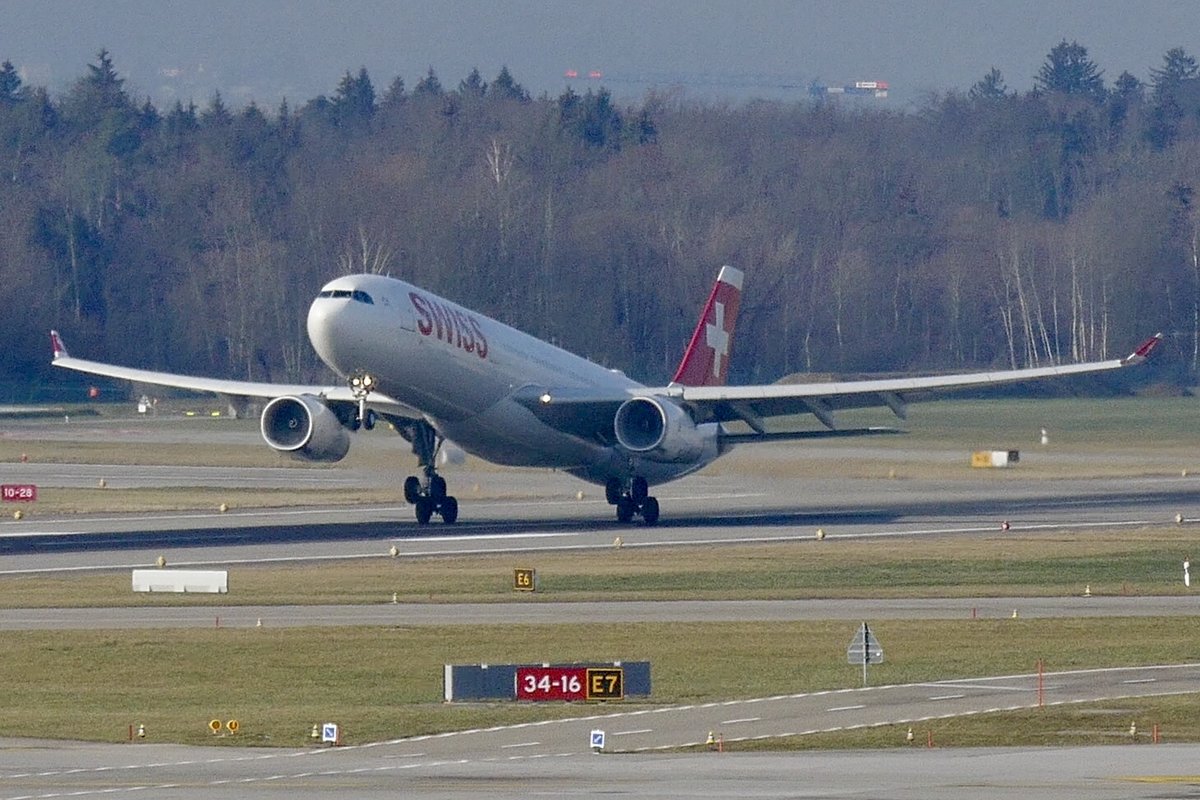 A330-343 HB-JHN am 19.1.19 beim Abheben am Flughafen Zürich.