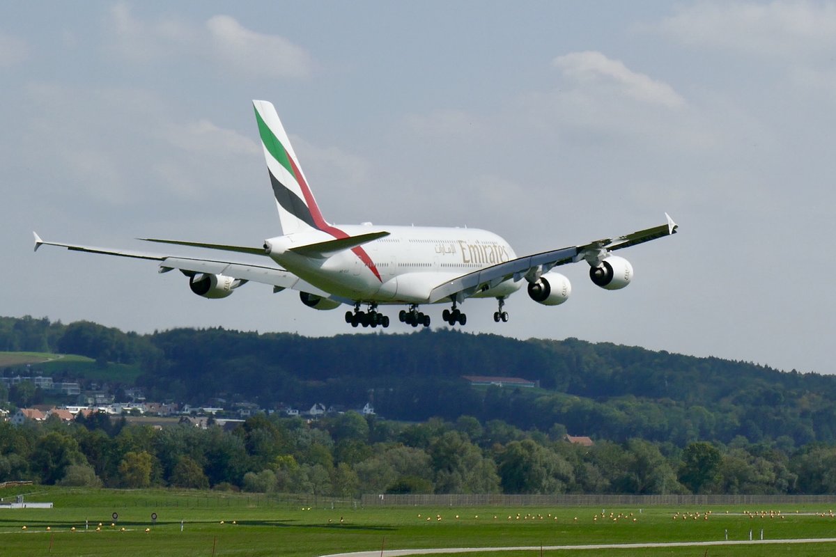 A380-861 (A388) A6-EUC der Emirates am 15.9.18 kurz vor dem aufsetzen in Zürich.