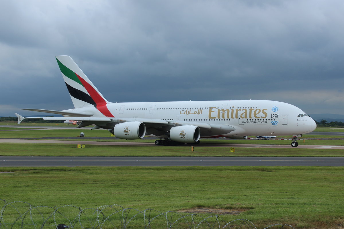 A380 A6-EEL der Emirates beim Rollen am 29.6.14 in Manchester