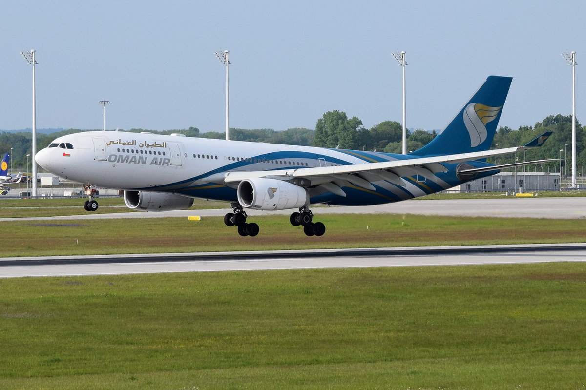 A40-DF Oman Air Airbus A330-243  vor der Landung am 18.05.2016 in München