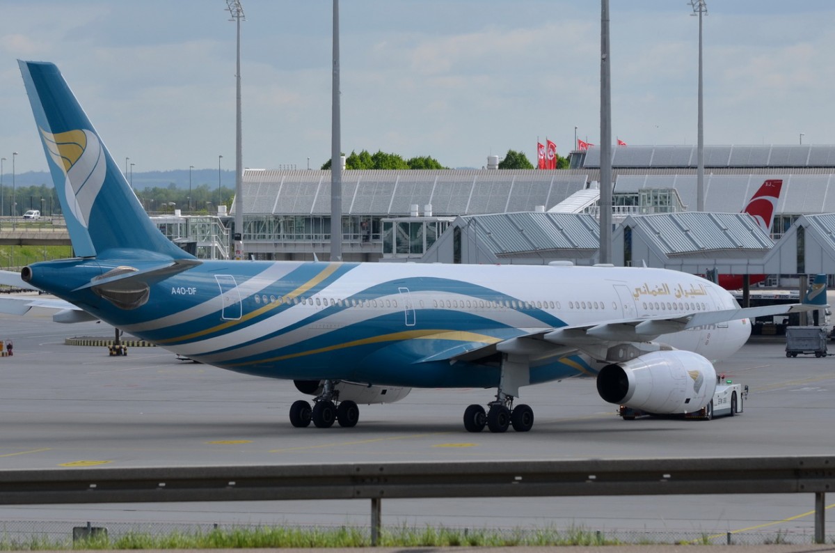 A4O-DF Oman Air Airbus A330-243  zum Gate in München Franz Josef Strauss am 10.05.2015 geschleppt