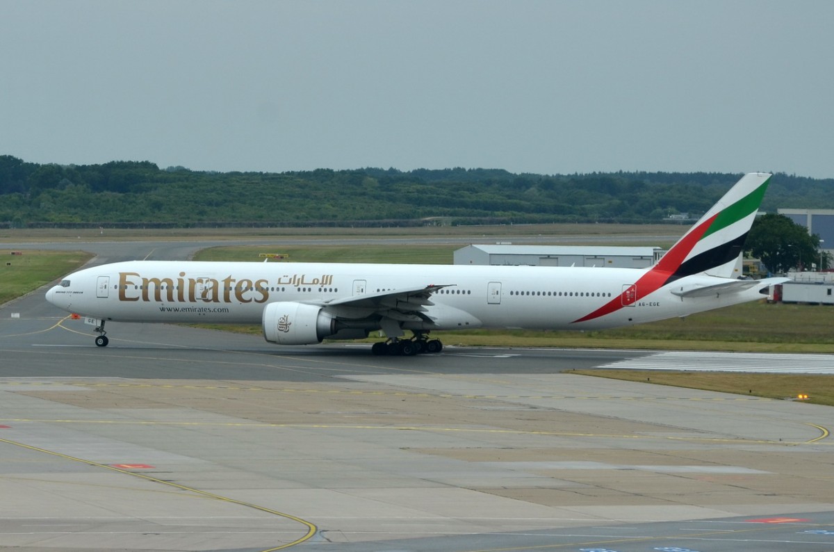 A6-EGE Emirates Boeing 777-31H(ER)   beim Start in Hamburg am 17.06.2015