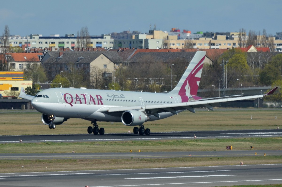 A7-ACG Qatar Airways Airbus A330-202  bei der Landung in Tegel  16.04.2015