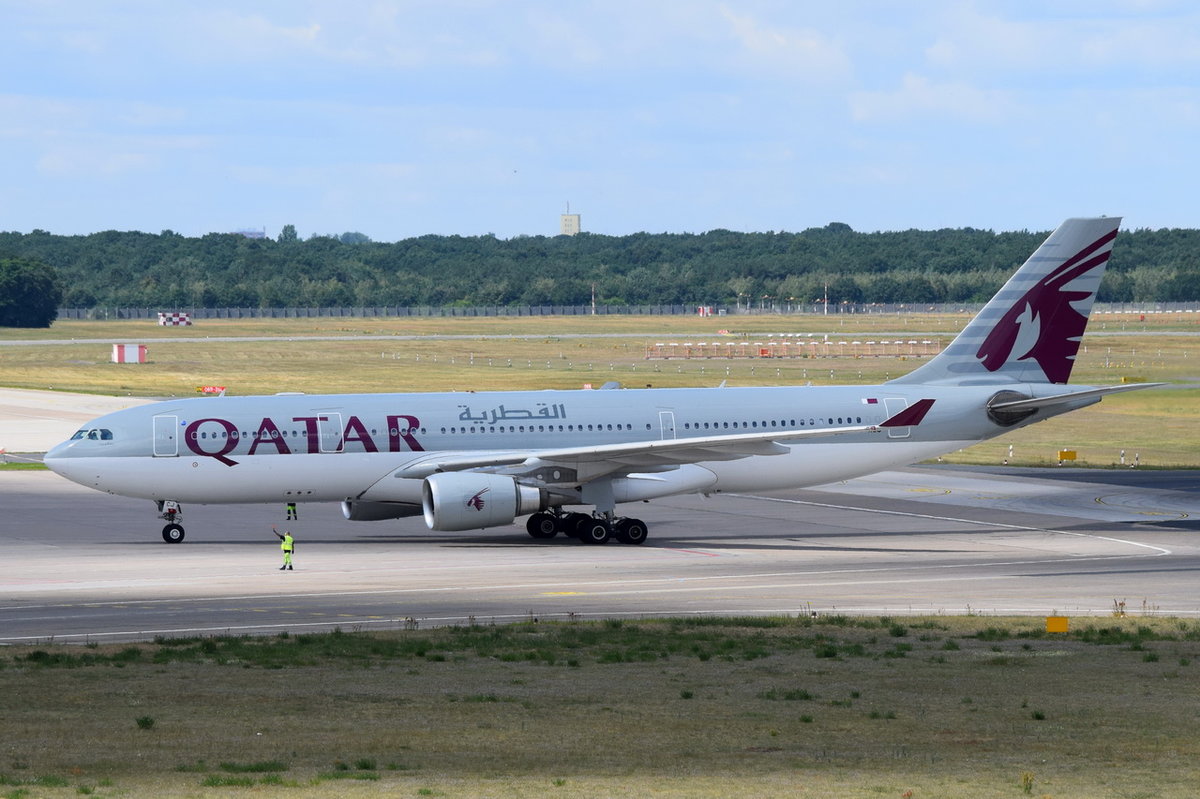 A7-ACJ Qatar Airways Airbus A330-202  am 07.07.2016 in Tegel am Stellplatz