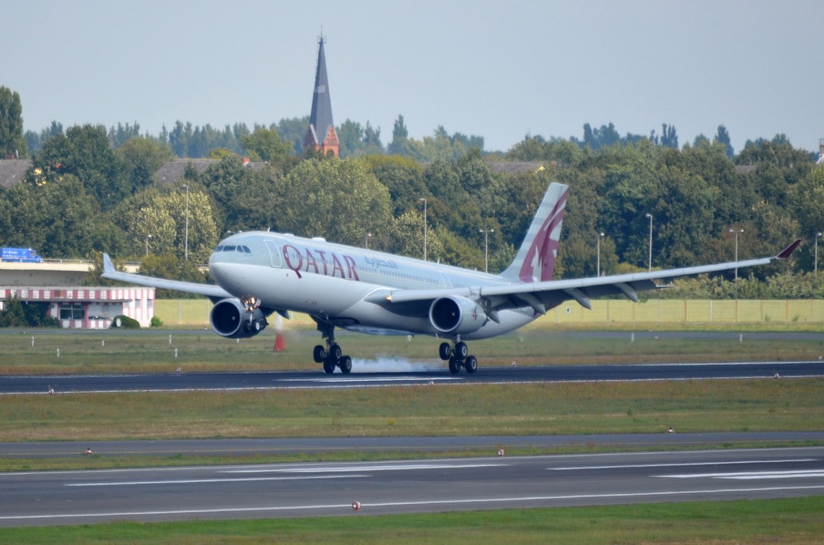 A7-AEG Qatar Airways Airbus A330-302    Landung in Tegel am 21.08.2014