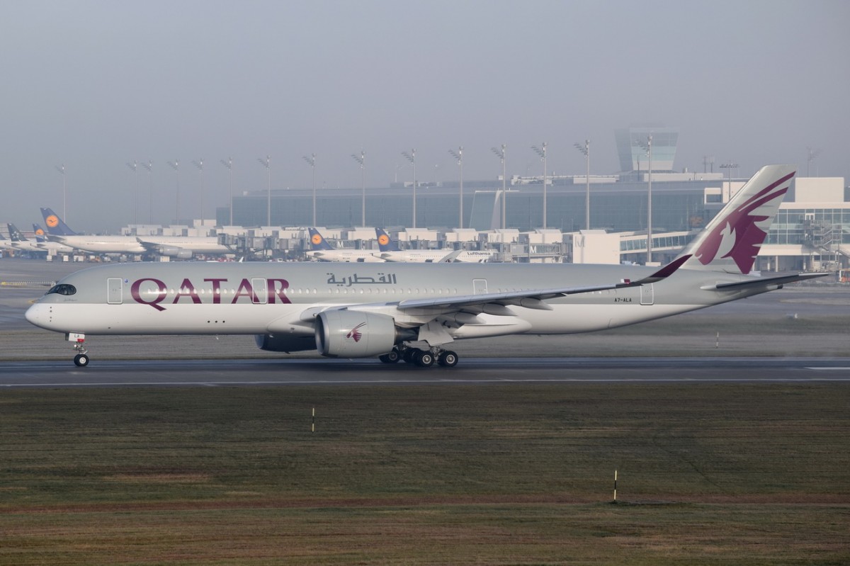 A7-ALA Qatar Airways Airbus A350-941  beim Start in München am 11.12.2015