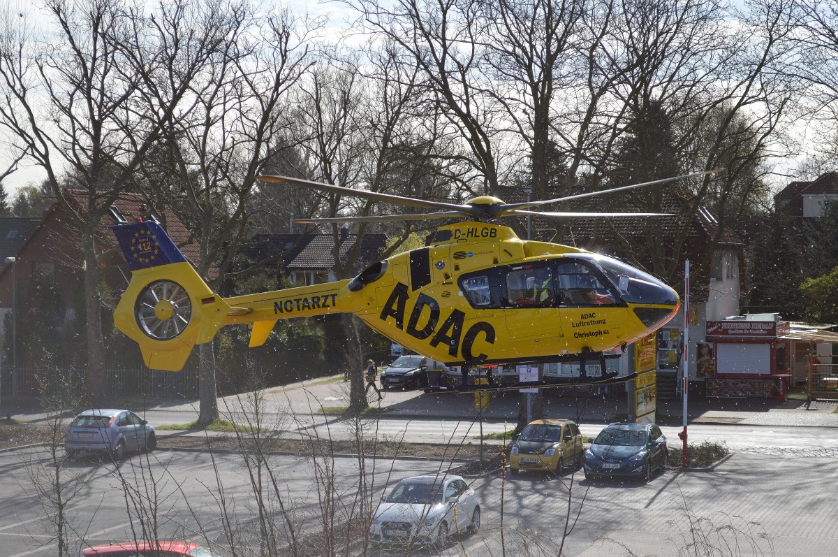 ADAC Luftrettung mit Eurocopter EC-135  Christoph 61  (D-HLGB) startet nach Einsatz in Berlin-Karow auf einem PKW-Parkplatz am 14.04.15