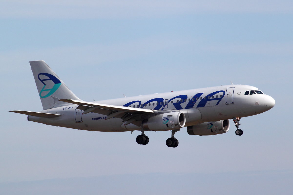 Adria Airways, Airbus A319-132 , S5-AAP. Aus Mailand (MXP) kommend im Endanflug auf Rwy 14L in Köln-Bonn (CGN/EDDK) am 30.03.2018.