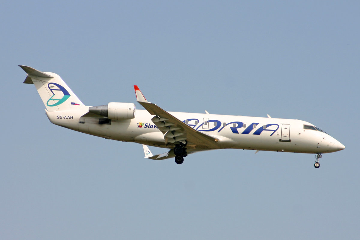 Adria Airways, S5-AAH, Bombardier CRJ 100, msn: 7032, 19.Mai 2005, FRA Frankfurt, Germany.
