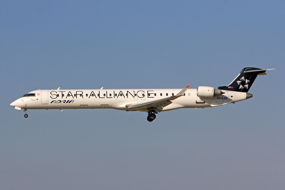 Adria Airways, S5-AAV, Bombardier CRJ-900LR, msn: 15284,  Vesna , 09.Juli 2018, ZRH Zürich, Switzerland.