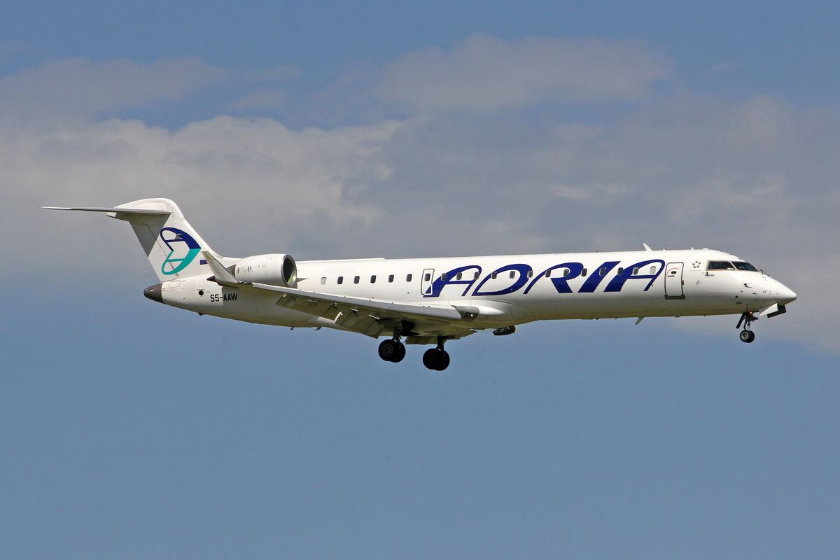 Adria Airways, S5-AAW, Bombardier CRJ-702, msn: 10008, 29.April 2018, ZRH Zürich, Switzerland.