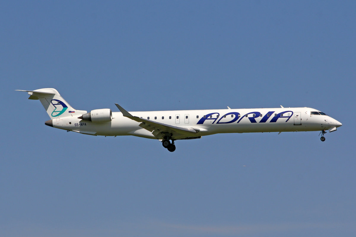 Adria Airways, S5-AFA, Bombardier CRJ-900LR, msn: 15057, 21.Mai 2018, ZRH Zürich, Switzerland.