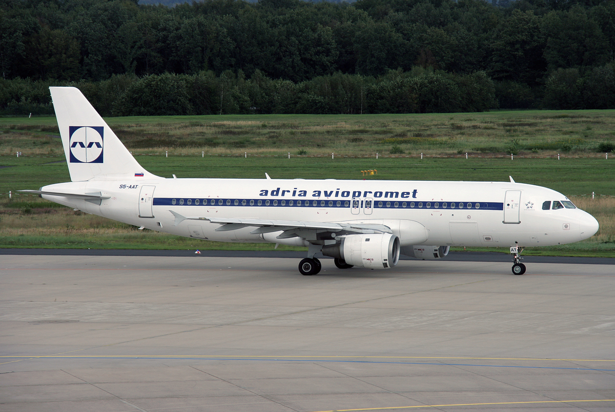 Adria Retro A-320 S5-AAT rollt zur 14L in CGN / EDDK / Köln Bonn am 17.09.2011