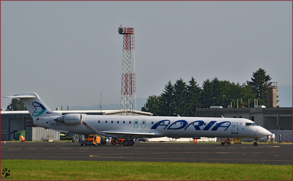 ADRIA S5-AAL, Bombardier CRJ900 auf der Vorfeld Maribor Flughafen MBX. /11.06.2015