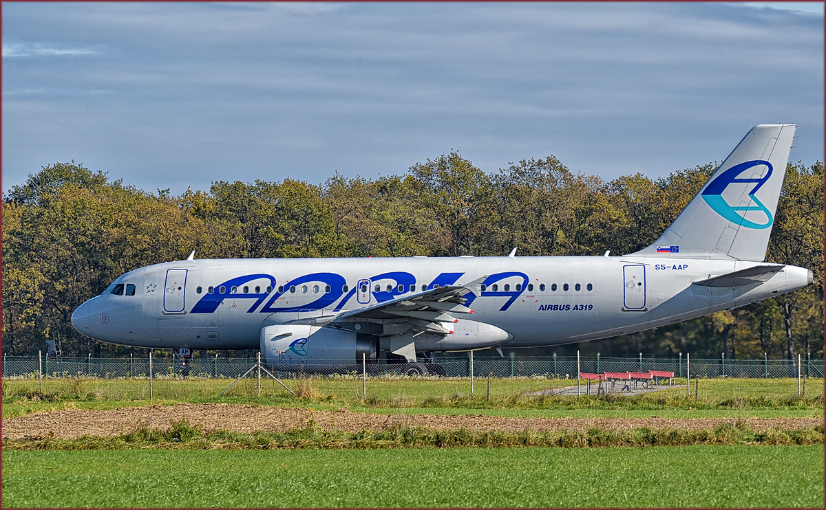 Adria S5-AAP, Airbus A319 rollt zum Start auf Maribor Flughafen MBX. /31.10.2017