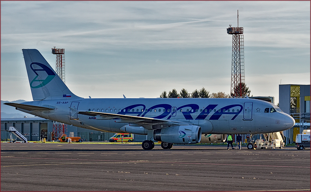 Adria S5-AAP, Airbus A319 steht auf Maribor Flughafen MBX. 31.10.2017