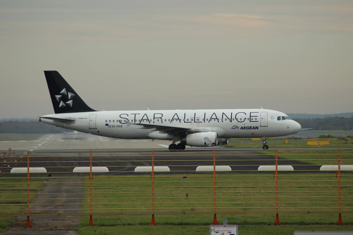 Aegaen A320 SX-DVQ in Staralliance Lackierung beim Abrollen der Landebahn 23L am Flughafen Düsseldorf am 7.11.2011 