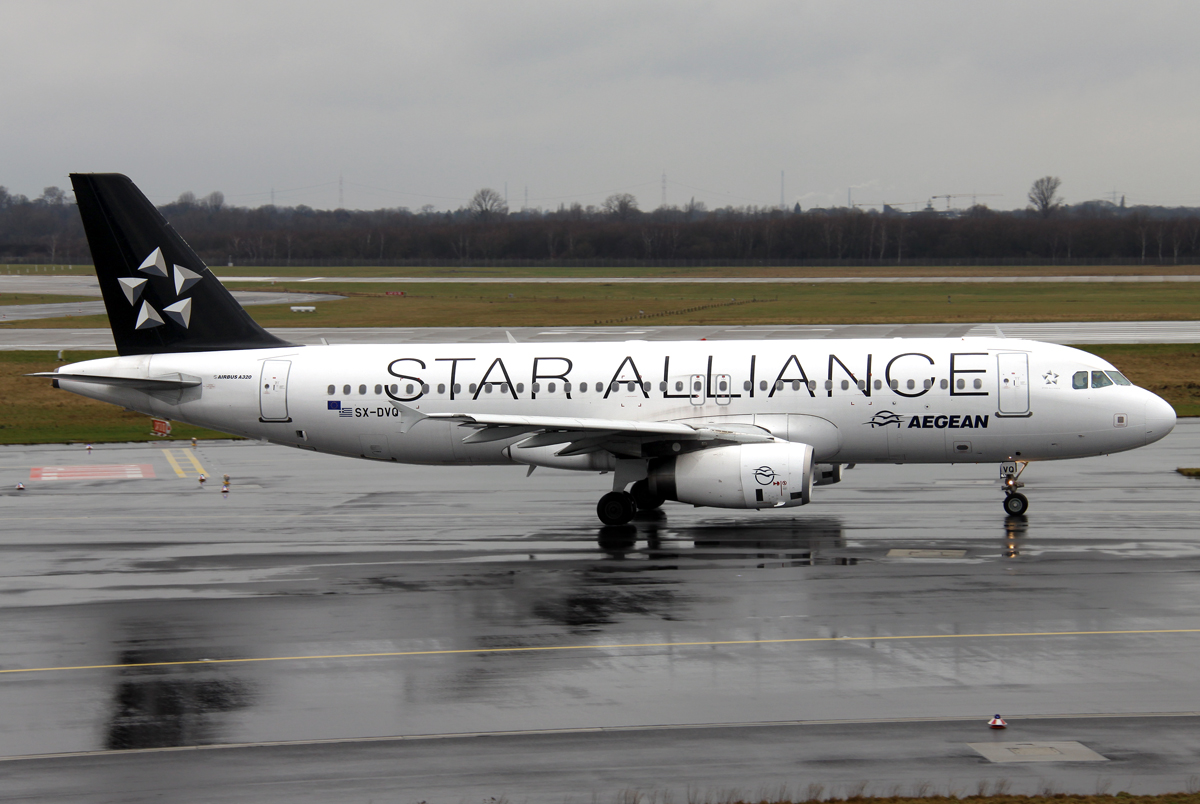 Aegean Star Alliance A-320 SX-DVQ auf dem taxiway zur 23l in DUS / EDDL / Düsseldorf am 21.01.2012