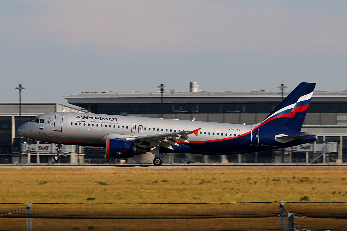 Aeroflot A 320-214 VP-BKX bei der Landung in Berlin-Schnefeld(BER) am 06.06.2015
