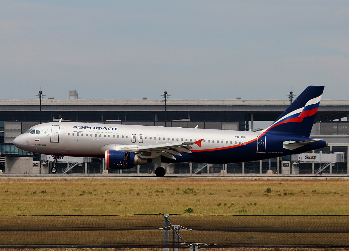 Aeroflot A 320-214 VQ-BIU nach der Landung in Berlin-Schnefeld(BER) am 06.06.2015