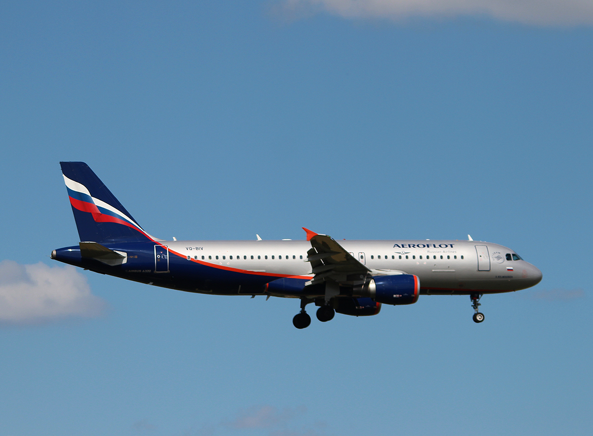 Aeroflot A 320-214 VQ-BIV bei der Landung in Berlin-Schnefled am 25.08.2013