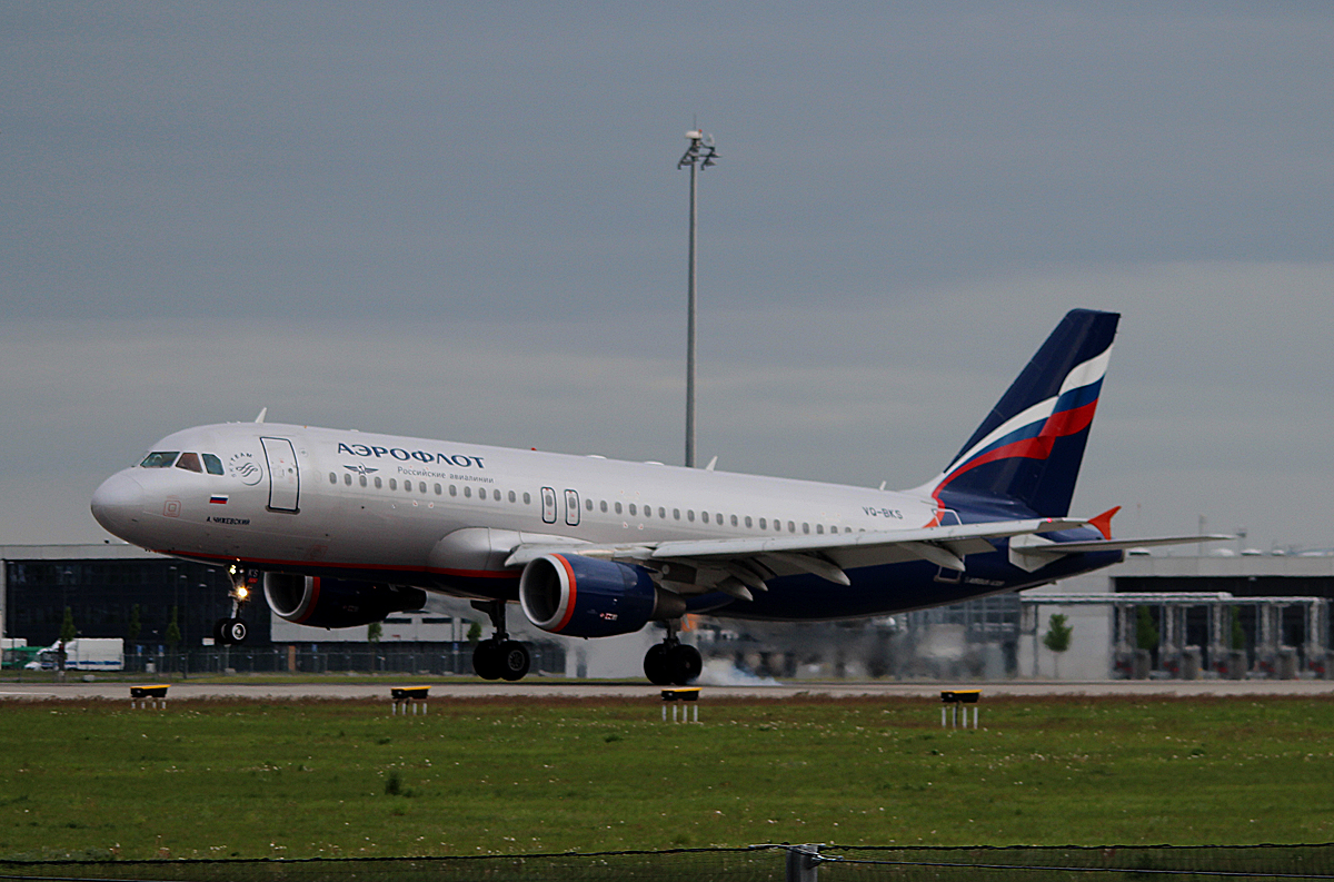 Aeroflot A 320-214 VQ-BKS bei der Landung in Berlin-Schnefeld(BER) am 14.05.2015