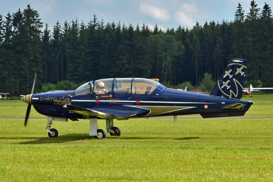 Aerospitale TB-30 Epsilon, F-SEXP, von der Kunstflugstaffel  Cartouche Dore  der französischen Luftwaffe in Breitscheid - 29.08.2015 