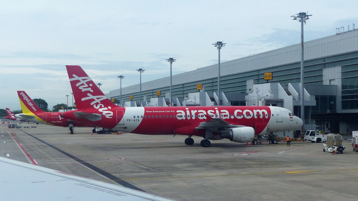 Air Asia, Airbus A 320-214, PK-AZA am Gate in Singapur-Changi (SIN-WSSS) am 30.10.2022
