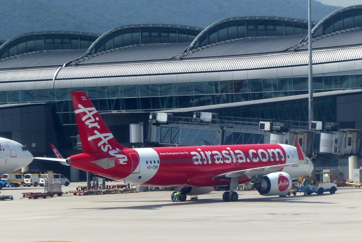 Air Asia, Airbus A 320-251N, HS-CBK am Gate in Hong Kong (HKG) am 12.9.2019