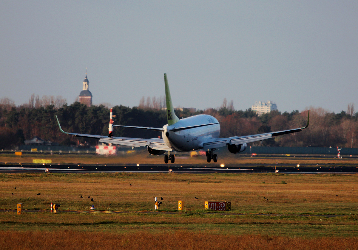 Air Baltic B 737-36Q YL-BBX bei der Landung in Berlin-Tegel am 14.11.2015