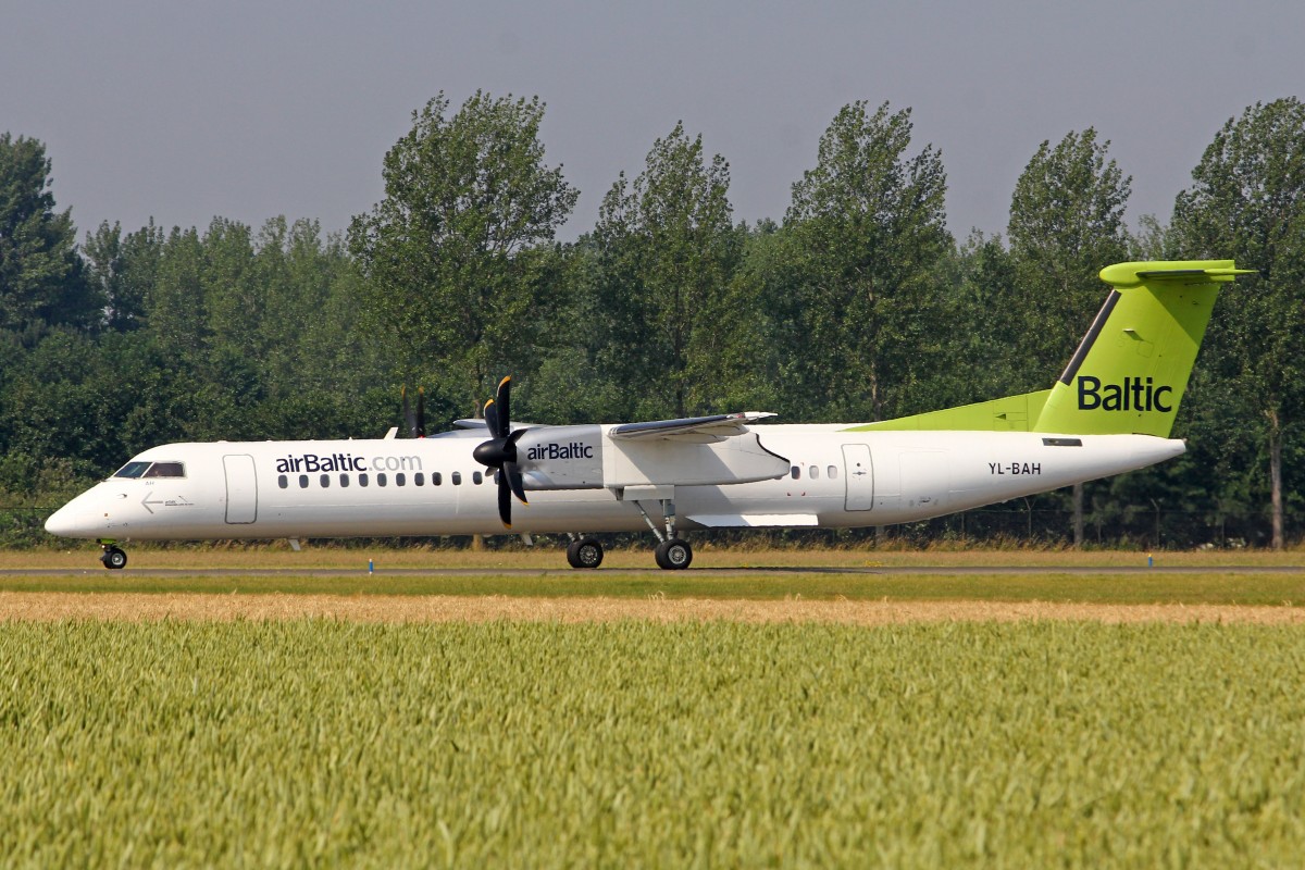 Air Baltic, YL-BAH, Bombardier DHC 8-402, 4.Juli 2015, AMS Amsterdam, Netherlands.