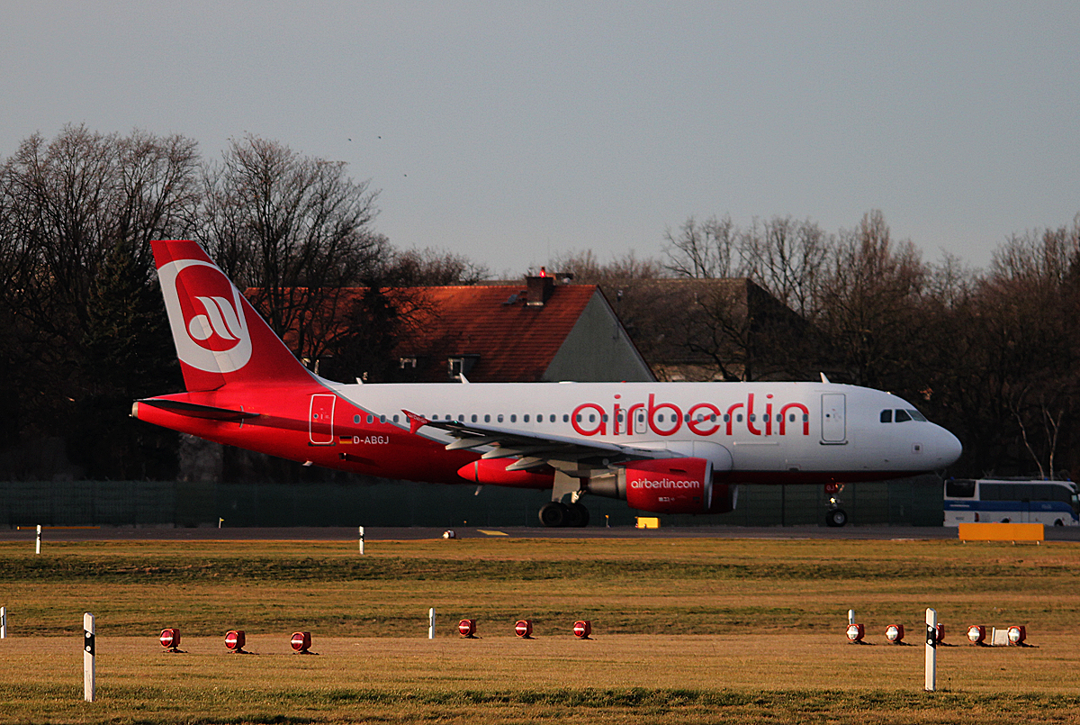 Air Berlin A 319-112 D-ABGJ kurz vor dem Start in Berlin-Tegel am 08.02.2014