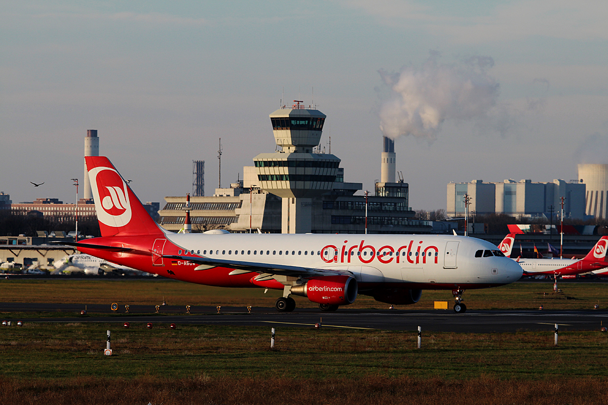 Air Berlin A 320-214 D-ABDW kurz vor dem Start in Berlin-Tegel am 06.12.2015