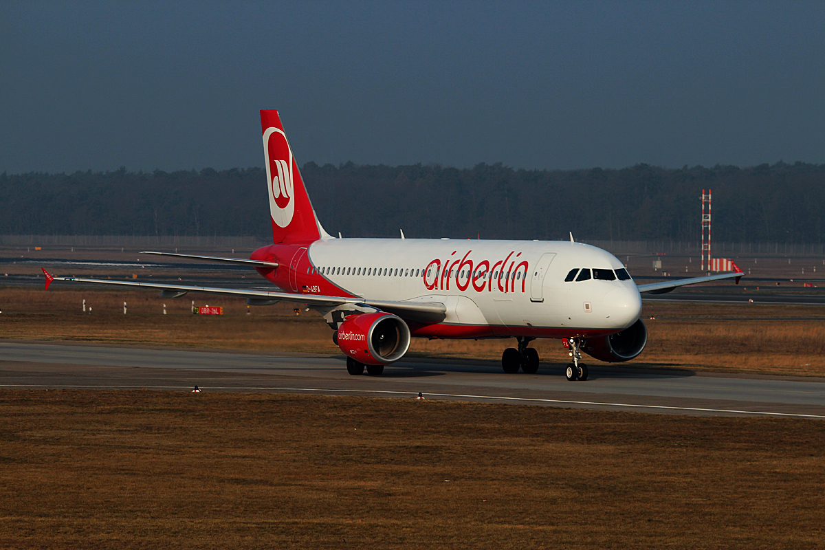 Air Berlin A 320-214 D-ABFA bei der Ankunft in Berlin-Tegel am 10.03.2015