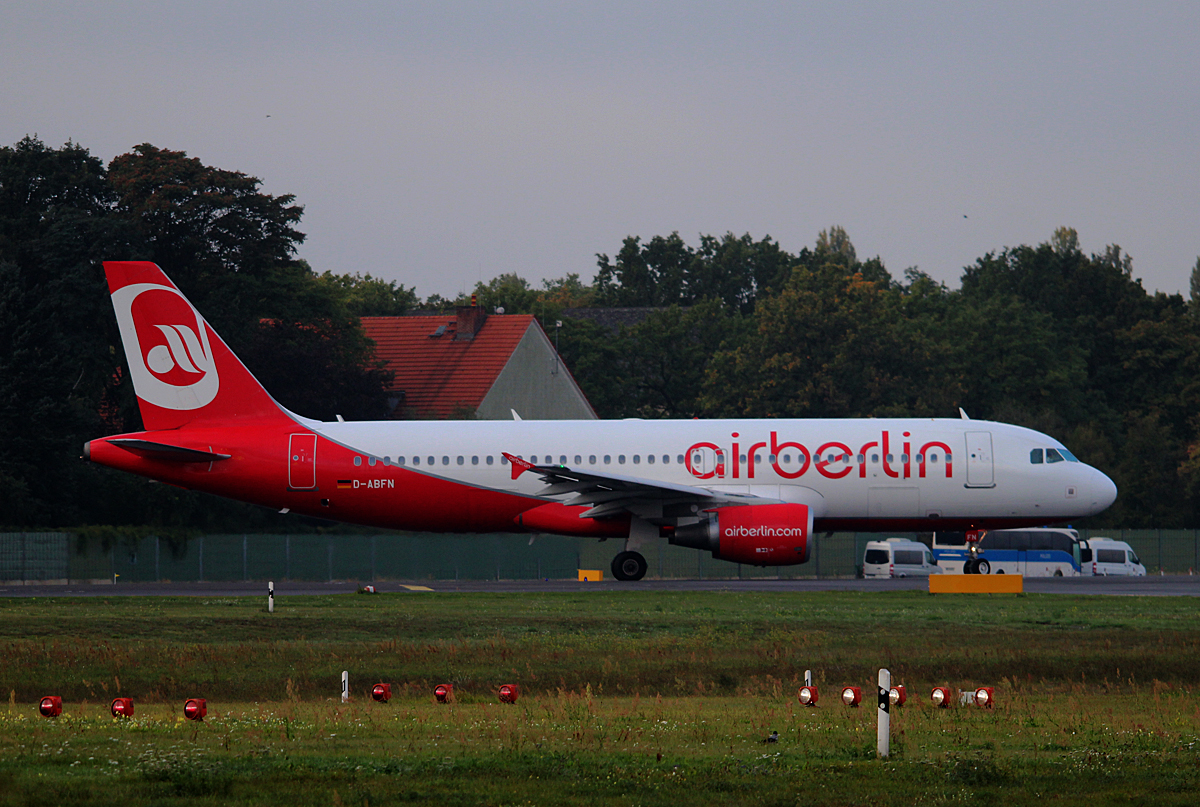 Air Berlin A 320-214 D-ABFN kurz vor dem Start in Berlin-Tegel am 27.09.2014