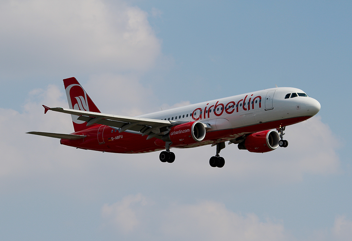 Air Berlin A 320-214 D-ABFU bei der Landung in Berlin-Tegel am 08.08.20145