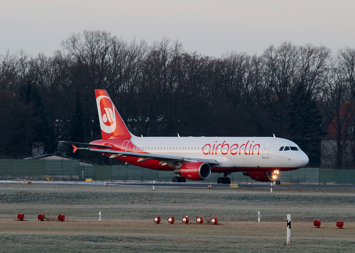 Air Berlin A 320-216 D-ABZN kurz vor dem Start in Berlin-Tegel am 09.01.2016